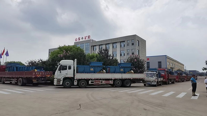 客戶(hù)定制的17臺(tái)帶式給煤機(jī)裝車(chē)發(fā)貨